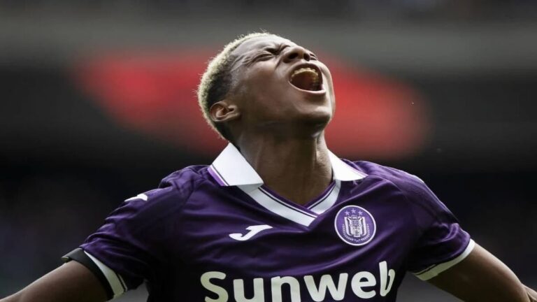 Nilson Angulo celebrando un gol con la camiseta del RSC Anderlecht en la liga belga