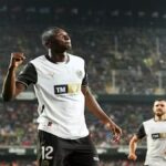 Umar Sadiq marca gol con el Valencia