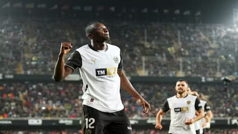 Umar Sadiq marca gol con el Valencia