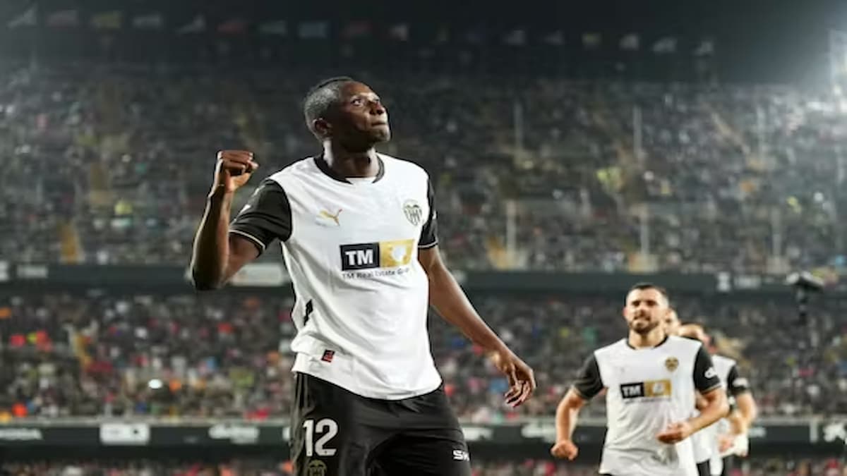 Umar Sadiq marca gol con el Valencia