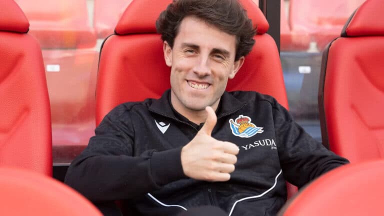 Álvaro Odriozola sentado en el banquillo de la Real Sociedad
