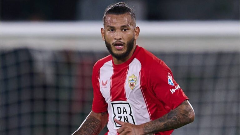 Luis Suárez con la camiseta de la UD Almería durante un partido oficial.