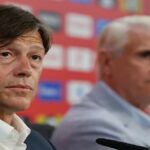 Matías Almeyda, entrenador del Sevilla FC, comparece en rueda de prensa con gesto serio y decidido.