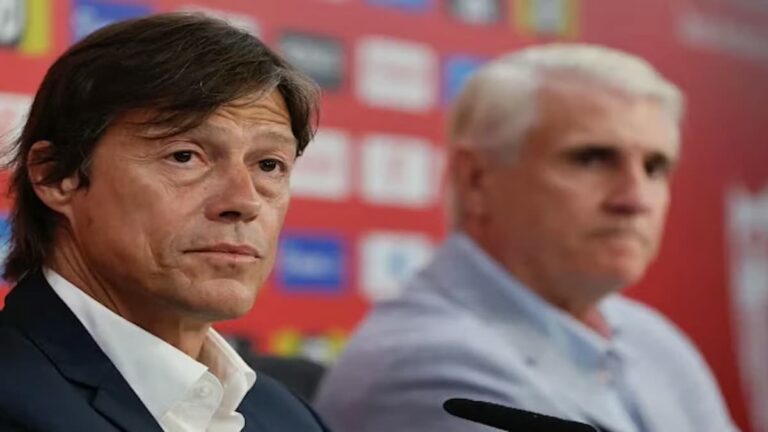 Matías Almeyda, entrenador del Sevilla FC, junto a Antonio Cordón en un entrenamiento en la ciudad deportiva.