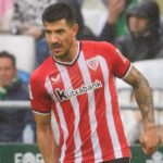 Yuri recuperado afronta la defensa en el puesto de central