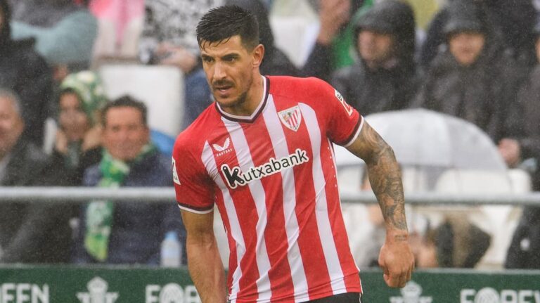 Yuri recuperado afronta la defensa en el puesto de central