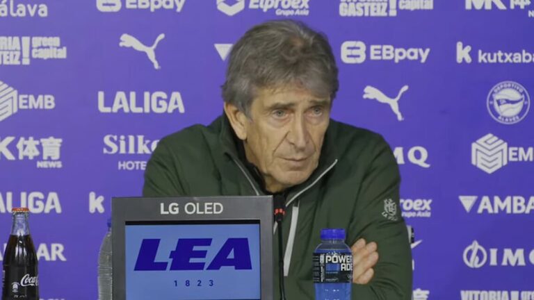 Manuel Pellegrini con semblante serio durante la rueda de prensa tras el partido contra el Alavés.