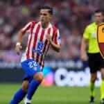 Giacomo Raspadori con la camiseta del Atlético de Madrid; la Roma negocia su fichaje en el mercado de invierno de 2026.