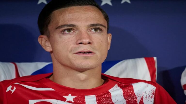 Giacomo Raspadori con gesto serio durante un entrenamiento del Atlético de Madrid tras los rumores de su salida a la Roma