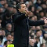 El entrenador portugués Luís Castro dirigiendo al Levante UD en el Santiago Bernabéu.