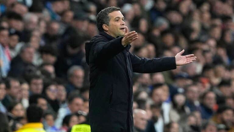 El entrenador portugués Luís Castro dirigiendo al Levante UD en el Santiago Bernabéu.