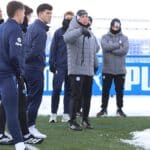 Jugadores del Deportivo Alavés entrenando bajo la nieve en la Ciudad Deportiva de Ibaia.