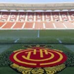 Vista interior del Visit Mallorca Estadi con el escudo del Real Mallorca en primer plano.