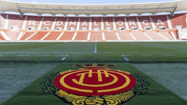 Vista interior del Visit Mallorca Estadi con el escudo del Real Mallorca en primer plano.