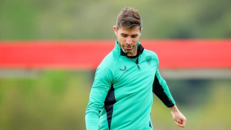 Yeray Álvarez, jugador del Athletic Club, entrenando con el grupo en Lezama.
