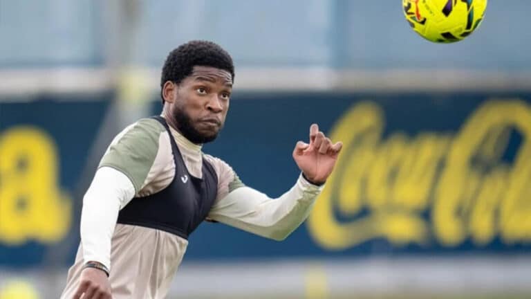 Willy Kambwala entrenando con el VIllarreal. Evoluciona favorablemente de su lesión, pero Marcelino no quiere apresurarlo.