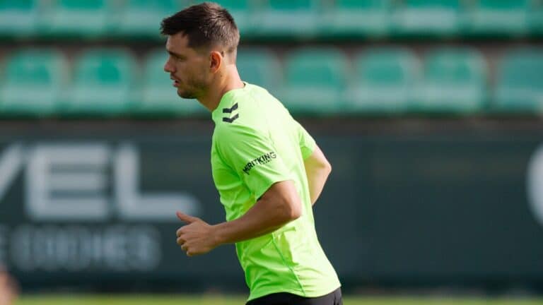 Giovani Lo Celso durante un entrenamiento con el Real Betis; el argentino apunta a la titularidad ante el Real Oviedo.
