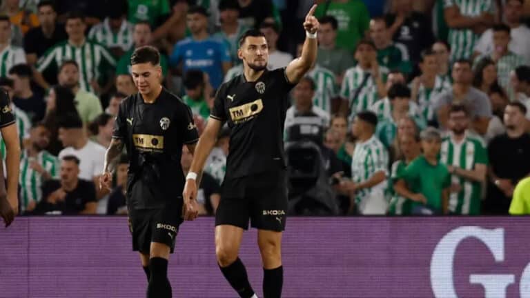 Rafa Mir celebrando el gol del empate del Valencia CF ante el Real Betis en el Benito Villamarín.