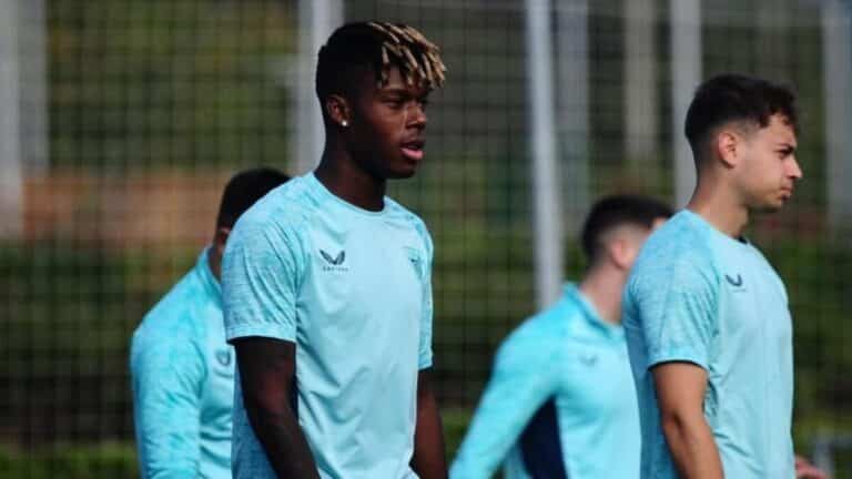 Nico Williams, jugador del Athletic Club, pensativo durante un entrenamiento por sus problemas físicos.