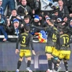 Jugadores del Real Zaragoza celebrando un gol con la grada del Ibercaja Estadio de fondo.
