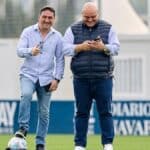 Braulio Vázquez observando un entrenamiento de Osasuna con los posibles fichajes en mente.