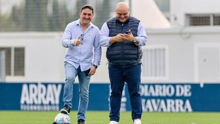 Braulio Vázquez observando un entrenamiento de Osasuna con los posibles fichajes en mente.