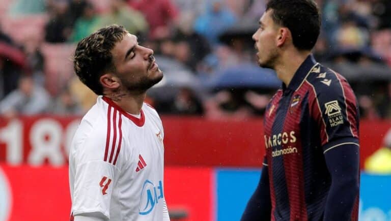 Isaac Romero se lamenta tras el penalti fallado ante el Levante, mientras el club le busca salida