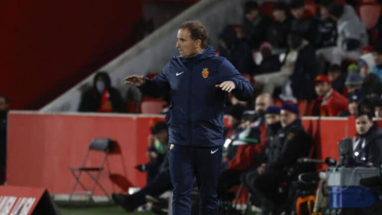 Jagoba Arrasate dando indicaciones en el banquillo de Son Moix tras la derrota ante el Girona en enero de 2026