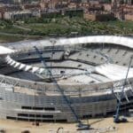 Vista aérea del estadio Metropolitano del Atlético de Madrid durante su fase de construcción y diseño original por Cruz y Ortiz.