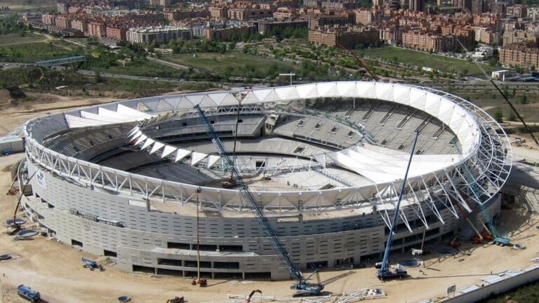 Vista aérea del estadio Metropolitano del Atlético de Madrid durante su fase de construcción y diseño original por Cruz y Ortiz.