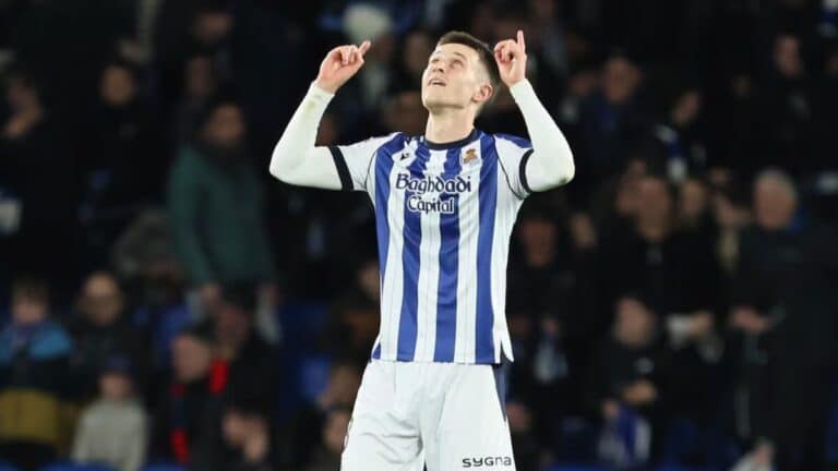 Beñat señala al cielo tras convertir un gol reivindicatorio con la Real Sociedad