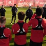 Matías Almeyda dialogando con la plantilla del Sevilla FC durante un entrenamiento en la ciudad deportiva.