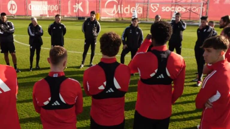Matías Almeyda dialogando con la plantilla del Sevilla FC durante un entrenamiento en la ciudad deportiva.