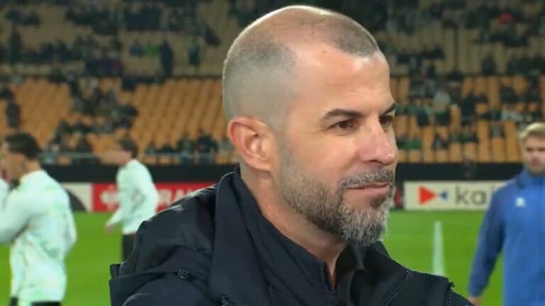 Manu Fajardo, director deportivo del Real Betis, atendiendo a los medios tras el partido ante el Feyenoord.