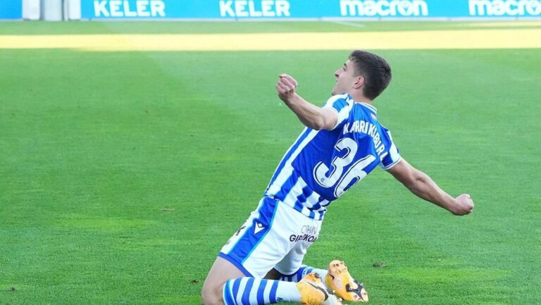 Jon Karrikaburu celebrando un gol, objetivo prioritario para la delantera del Real Zaragoza
