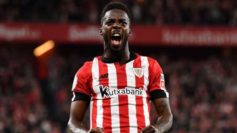 Iñaki Williams celebrando un gol con el Athletic Club, reflejando su rol como máximo estandarte del equipo.