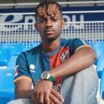 Efe Aghama, nuevo extremo de la SD Huesca, posando tras confirmarse su cesión desde el Cádiz CF.