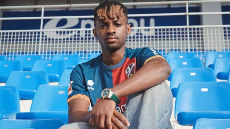 Efe Aghama, nuevo extremo de la SD Huesca, posando tras confirmarse su cesión desde el Cádiz CF.