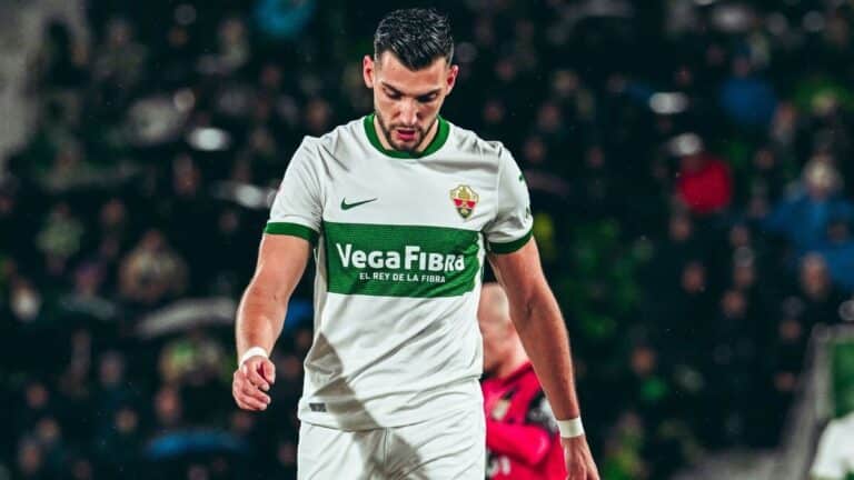 Rafa Mir lamentándose tras sufrir una lesión muscular con el Elche CF.