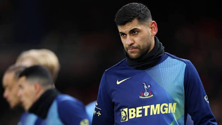 Cuti Romero con gesto serio en la previa de un partido con el Tottenham