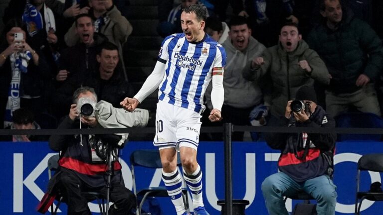 Mikel Oyarzabal celebrando un gol con la Real Sociedad en el estadio de Anoeta.