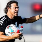 Matías Almeyda dando instrucciones tácticas intensas durante un entrenamiento del Sevilla FC.