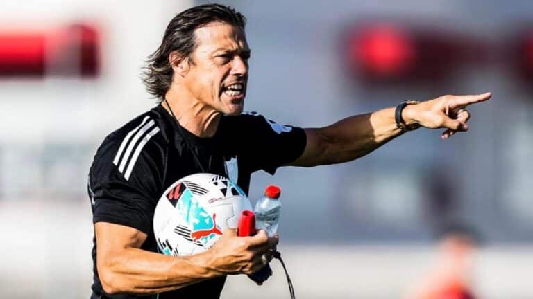 Matías Almeyda dando instrucciones tácticas intensas durante un entrenamiento del Sevilla FC.