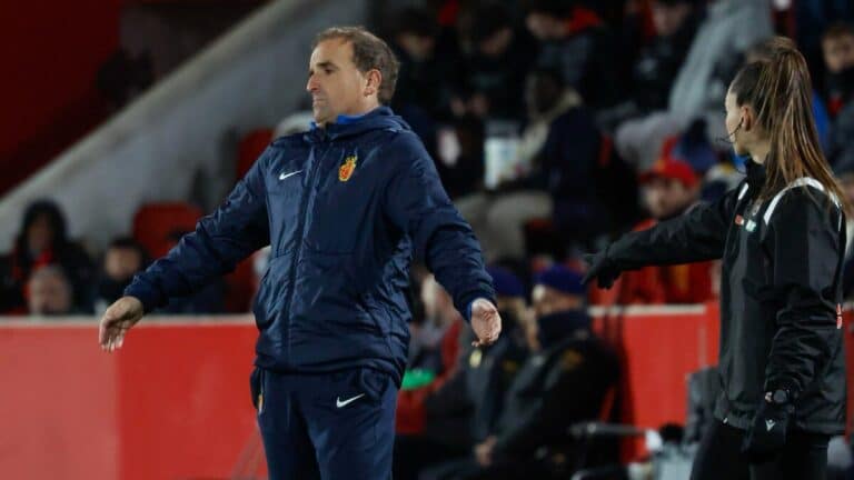 Jagoba Arrasate con gesto serio durante un partido del Real Mallorca en LaLiga.