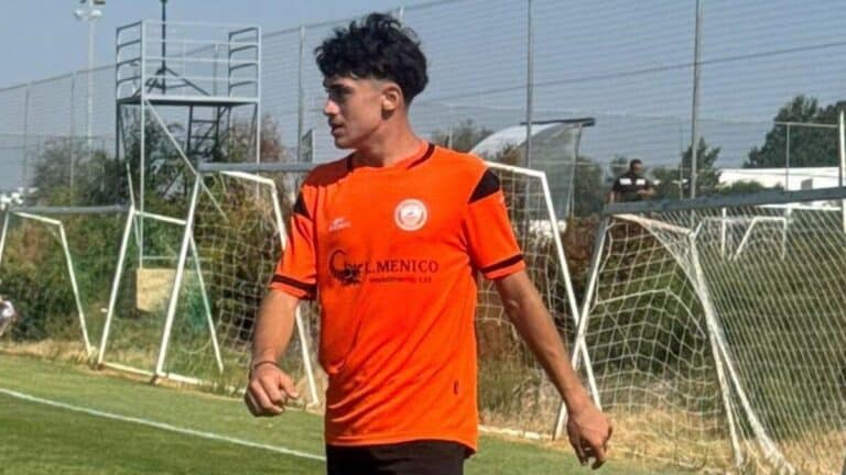 Andreas Pieri con la equipación de entrenamiento, nuevo refuerzo del Valencia CF procedente de Chipre.