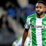 Bakambu jugando con el Betis, mientras tres equipos de LaLiga tantean su situación