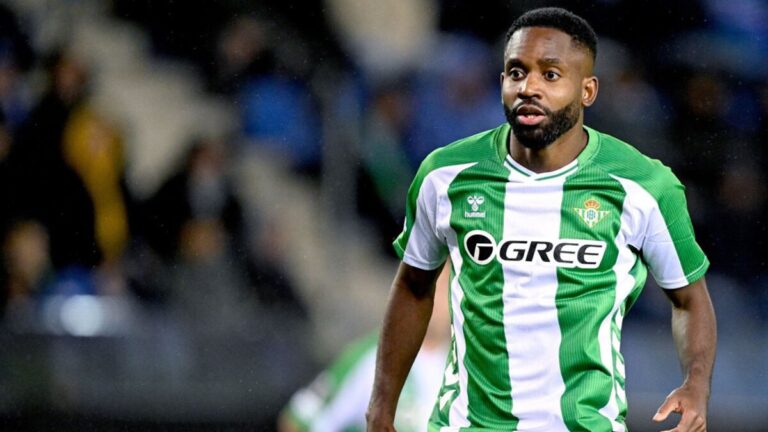 Bakambu jugando con el Betis, mientras tres equipos de LaLiga tantean su situación