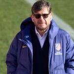 Kang-in Lee conduciendo el balón con la camiseta del PSG en un partido de la Ligue 1.