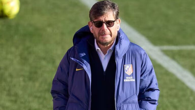 Kang-in Lee conduciendo el balón con la camiseta del PSG en un partido de la Ligue 1.