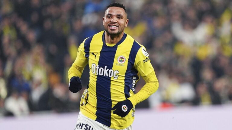 Youssef En-Nesyri celebrando un gol con el Fenerbahçe en la liga turca.